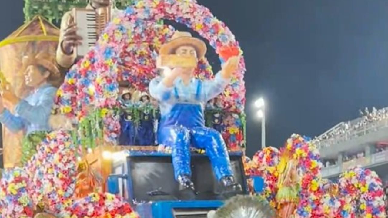 Carro alegórico da Acadêmicos do Tatuapé apresentando danos antes da entrada no