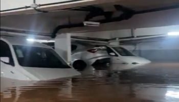 Foto: 1 de 1 Carros boiando em garagem de Juiz de Fora - Foto: Reprodução/Redes