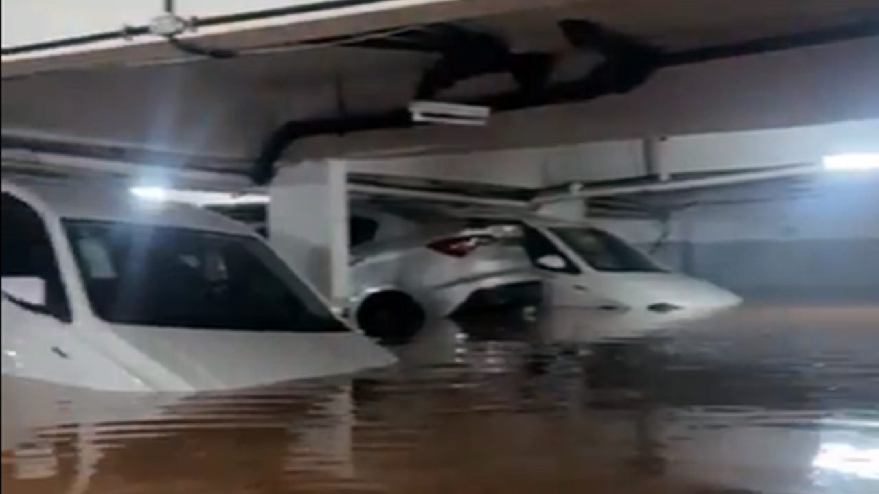 carrosjf Foto: 1 de 1 Carros boiando em garagem de Juiz de Fora - Foto: Reprodução/Redes