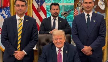Flávio Bolsonaro, Paulo Figueiredo, Eduardo Bolsonaro e Donald Trump - Fo — Foto
