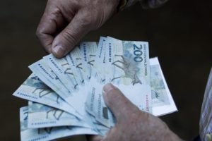 cedulas-de-200-reais-na-mao-de-homem-848x477-1