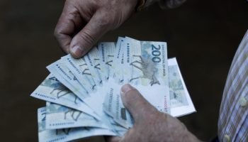 cedulas-de-200-reais-na-mao-de-homem-848x477-1