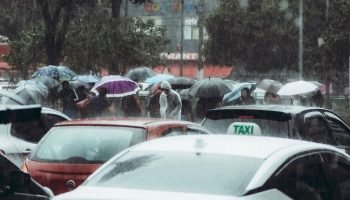 A imagem mostra um dia de chuva forte na região litorânea de São Paulo, afetada
