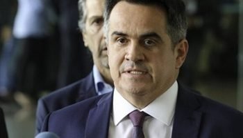 Ministro da Casa Civil, Ciro Nogueira, fala com a imprensa após fala do Presidente Jair Bolsonar, no Palácio da Alvorada