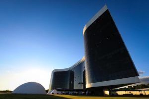 com-urnas-fechadas-as-17h-comeca-a-apuracao-no-pais-1