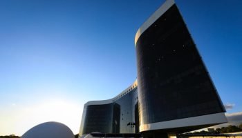 com-urnas-fechadas-as-17h-comeca-a-apuracao-no-pais-1