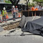Foto: 1 de 1 Imagem colorida mostra cratera na Rua da Consolação após explosão o