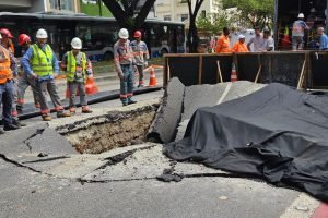Foto: 1 de 1 Imagem colorida mostra cratera na Rua da Consolação após explosão o