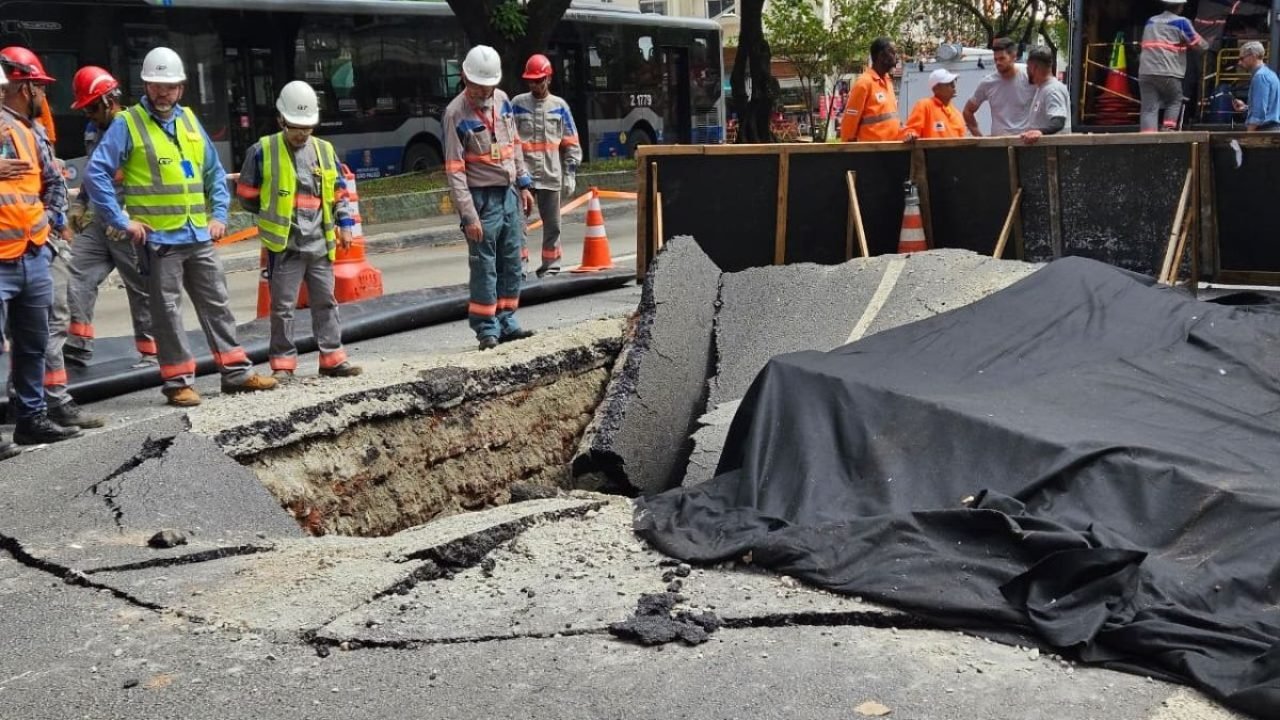 Foto: 1 de 1 Imagem colorida mostra cratera na Rua da Consolação após explosão o