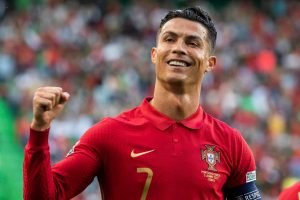 Cristiano Ronaldo com a camisa da Seleção Portuguesa - Reprodução/ UEFA — Foto: