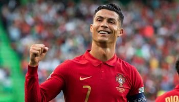 Cristiano Ronaldo com a camisa da Seleção Portuguesa - Reprodução/ UEFA — Foto:
