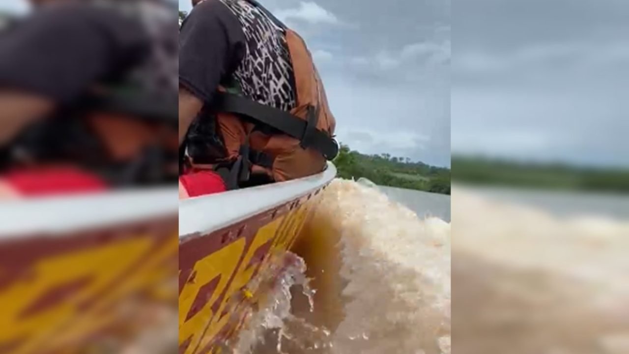 d303553c-barco-naufraga-com-quatro-pessoas