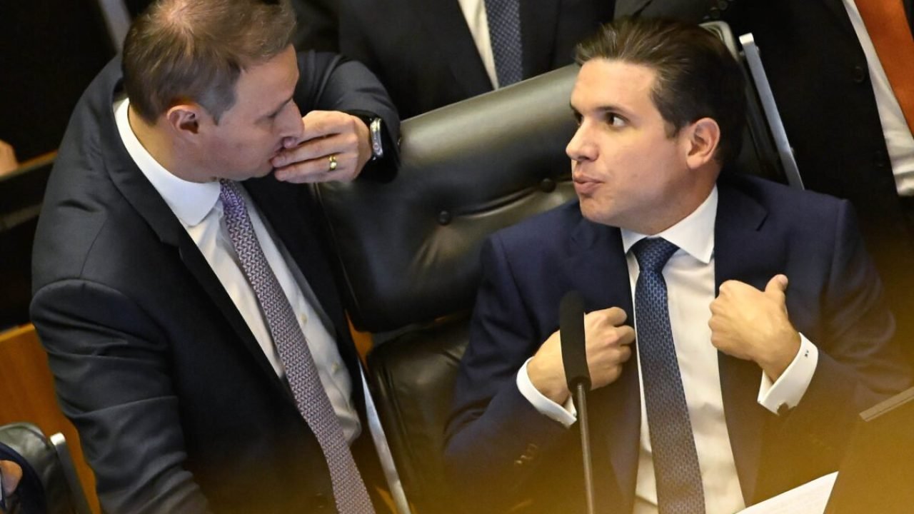 deputado-Derrite-conversa-com-o-presidente-da-Camara-Hugo-Motta-momentos-antes-do-inicio-da-sessao-q