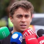 Foto: 1 de 1 Deputado federal Nikolas Ferreira fala com a imprensa após visitar