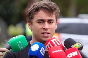 Foto: 1 de 1 Deputado federal Nikolas Ferreira fala com a imprensa após visitar