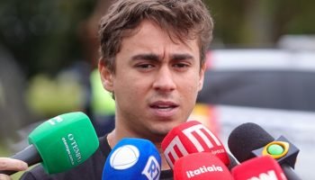 Foto: 1 de 1 Deputado federal Nikolas Ferreira fala com a imprensa após visitar