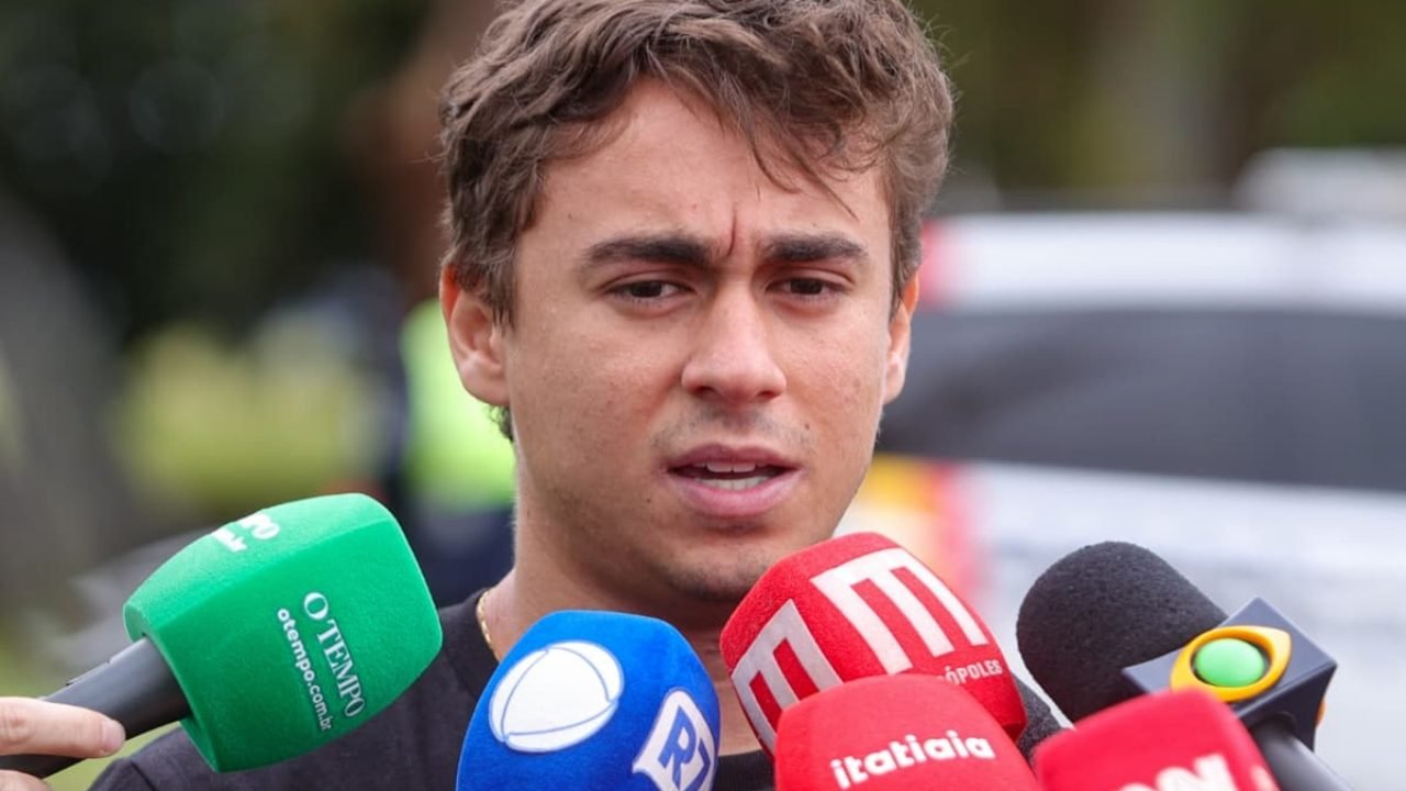 Foto: 1 de 1 Deputado federal Nikolas Ferreira fala com a imprensa após visitar