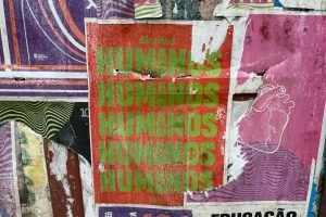 Imagem colorida mostra cartaz sobre direitos humanos em centro de acolhimento —