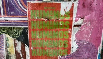 Imagem colorida mostra cartaz sobre direitos humanos em centro de acolhimento —