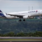 Foto: 1 de 1 Imagem colorida mostra avião da Latam - Metrpopoles - Foto: BRENO E