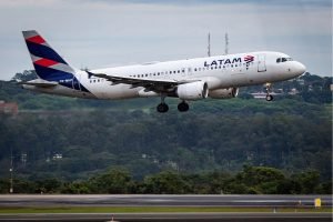 Foto: 1 de 1 Imagem colorida mostra avião da Latam - Metrpopoles - Foto: BRENO E
