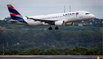 Foto: 1 de 1 Imagem colorida mostra avião da Latam - Metrpopoles - Foto: BRENO E