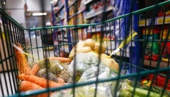 eaf403b7-cesta-basica-fica-mais-barata-df