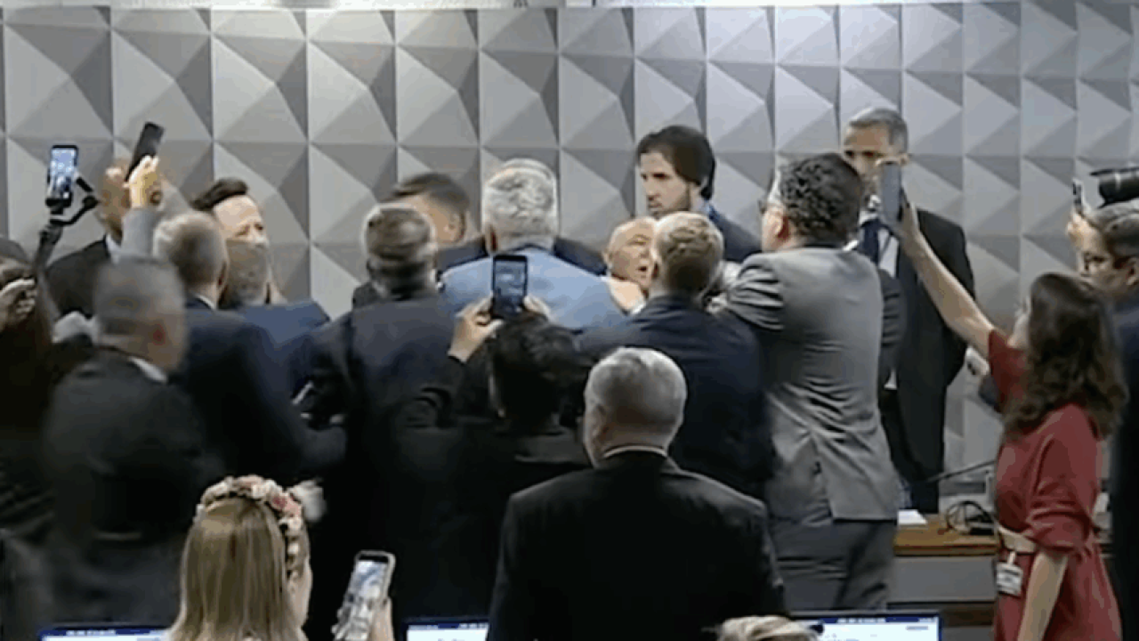empurra-empurra-CPMI-INSS-26-fev-2026-848×477-1 Foto: O caso se deu depois de divergências de votos que levou a derrota dos alia