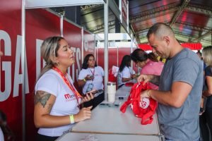 Atletas retiram os kits do Metrópoles Endurance — Foto: 1 de 1 Retirada de kits