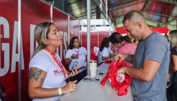 Atletas retiram os kits do Metrópoles Endurance — Foto: 1 de 1 Retirada de kits