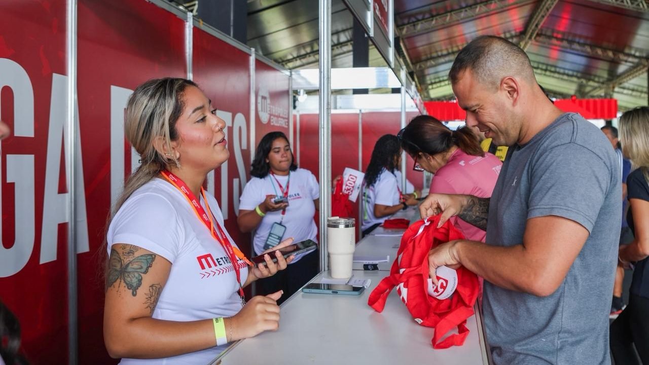 Atletas retiram os kits do Metrópoles Endurance — Foto: 1 de 1 Retirada de kits