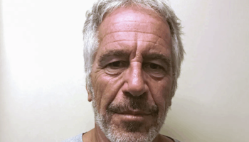 Jeffrey Epstein preso em 2019 — Foto: Na imagem, Jeffrey Epstein preso em 2019