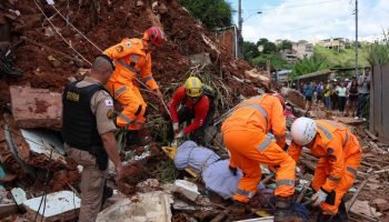 Foto: 1 de 1 Equipes de emergência e resgate bombeiros CBMMG trabalham no resga