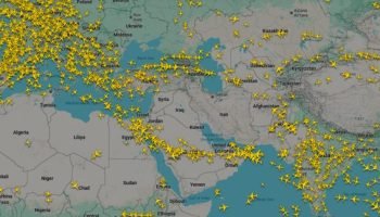 Foto: Na imagem, mapa do tráfego aéreo comercial do Irã na madrugada desta 2ª fe