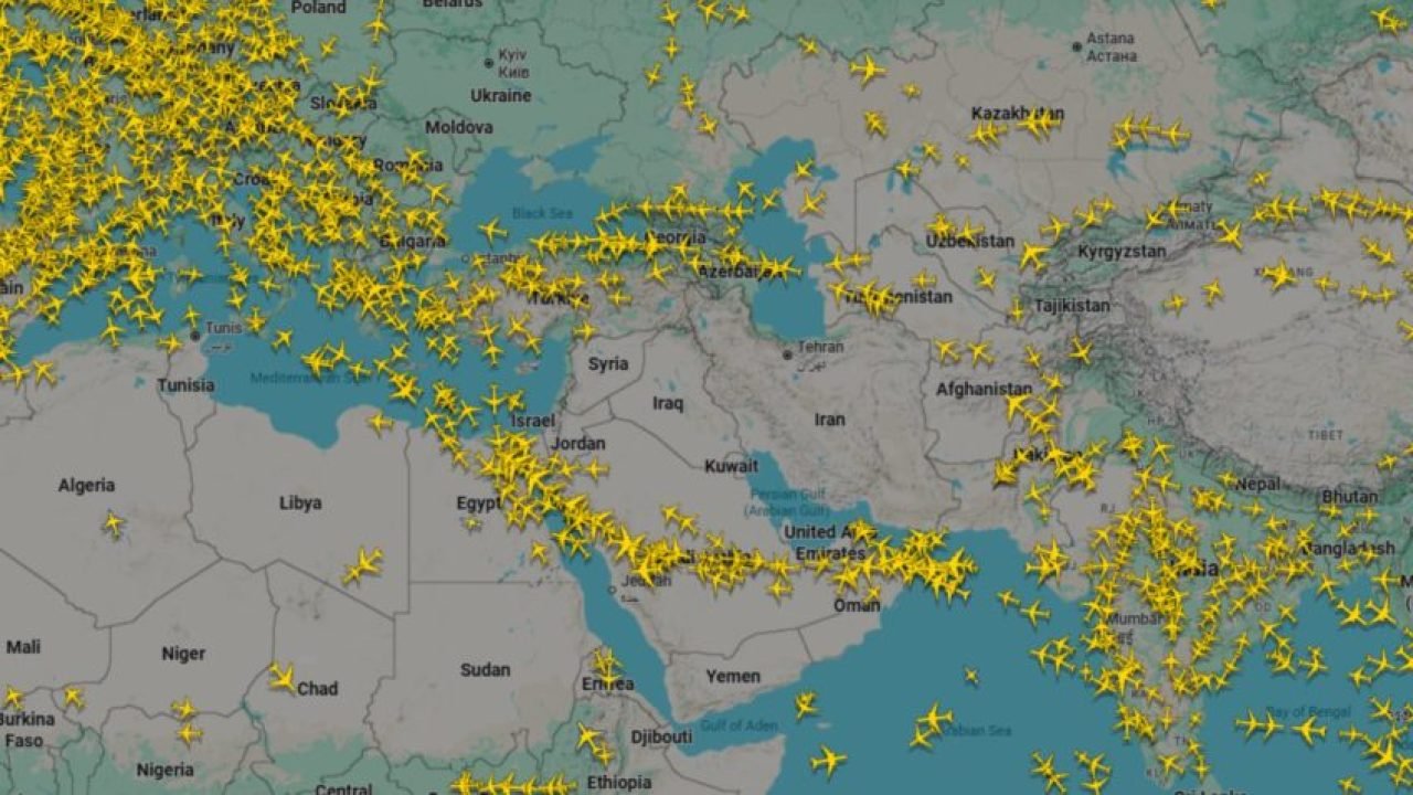 Foto: Na imagem, mapa do tráfego aéreo comercial do Irã na madrugada desta 2ª fe