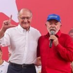 Na imagem, Geraldo Alckmin (à esq.) e Lula (à dir.) no evento dos 46 anos do PT,