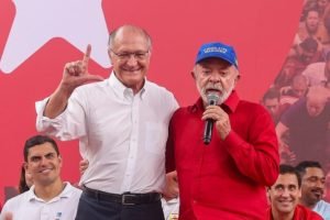 Na imagem, Geraldo Alckmin (à esq.) e Lula (à dir.) no evento dos 46 anos do PT,