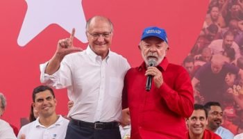 Na imagem, Geraldo Alckmin (à esq.) e Lula (à dir.) no evento dos 46 anos do PT,