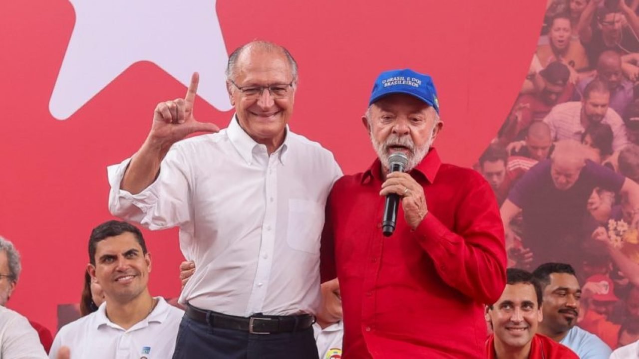 Na imagem, Geraldo Alckmin (à esq.) e Lula (à dir.) no evento dos 46 anos do PT,
