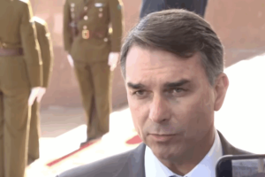 Flávio Bolsonaro antes da cerimônia de posse de Kast, no Chile — Foto: Flávio Bo