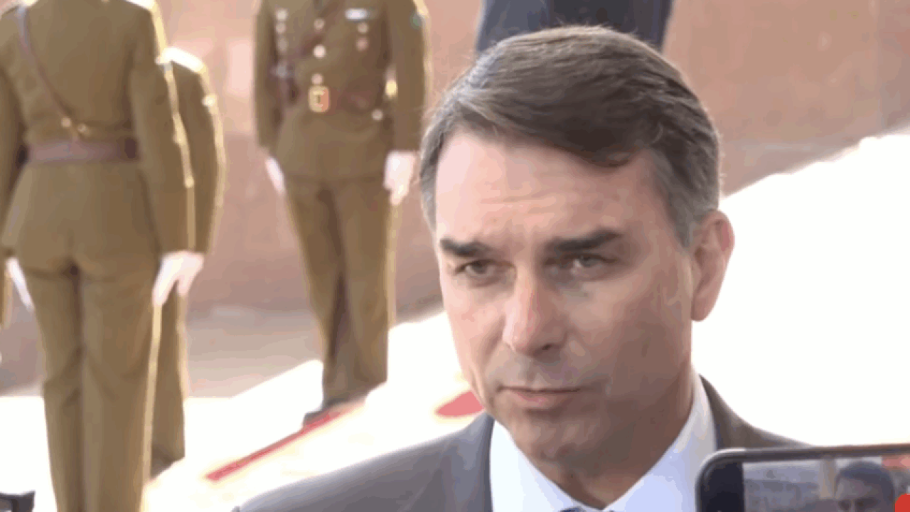 Flávio Bolsonaro antes da cerimônia de posse de Kast, no Chile — Foto: Flávio Bo