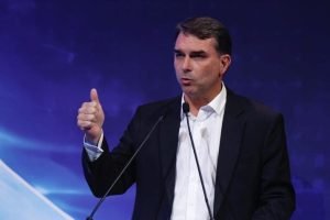 flavio-bolsonaro-evento-cni-22jun26jpg-1-848x477-1