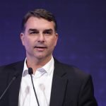 flavio-bolsonaro-participa-do-debate-com-os-candidatos-a-presidente-do-brasil-para-a-eleicao-de-2026-no-evento-da-confederacao-nacional-da-industria-cni-metropoles-3-scaled-1