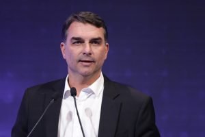 flavio-bolsonaro-participa-do-debate-com-os-candidatos-a-presidente-do-brasil-para-a-eleicao-de-2026-no-evento-da-confederacao-nacional-da-industria-cni-metropoles-3-scaled-1
