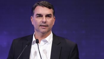 flavio-bolsonaro-participa-do-debate-com-os-candidatos-a-presidente-do-brasil-para-a-eleicao-de-2026-no-evento-da-confederacao-nacional-da-industria-cni-metropoles-3-scaled-1
