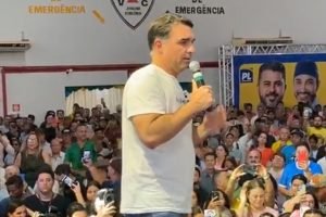 1 de 1 senador Flávio Bolsonaro discursa em evento de pré-campanha em Rondônia.