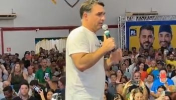 1 de 1 senador Flávio Bolsonaro discursa em evento de pré-campanha em Rondônia.
