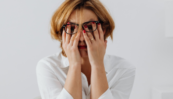 Uma mulher estressada — Foto: 1 de 1 na foto uma mulher estressada, um sintoma d