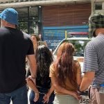 Policiais atuam com disfarces inspirados em desenhos durante o Carnaval para ide