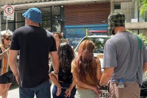 Policiais atuam com disfarces inspirados em desenhos durante o Carnaval para ide